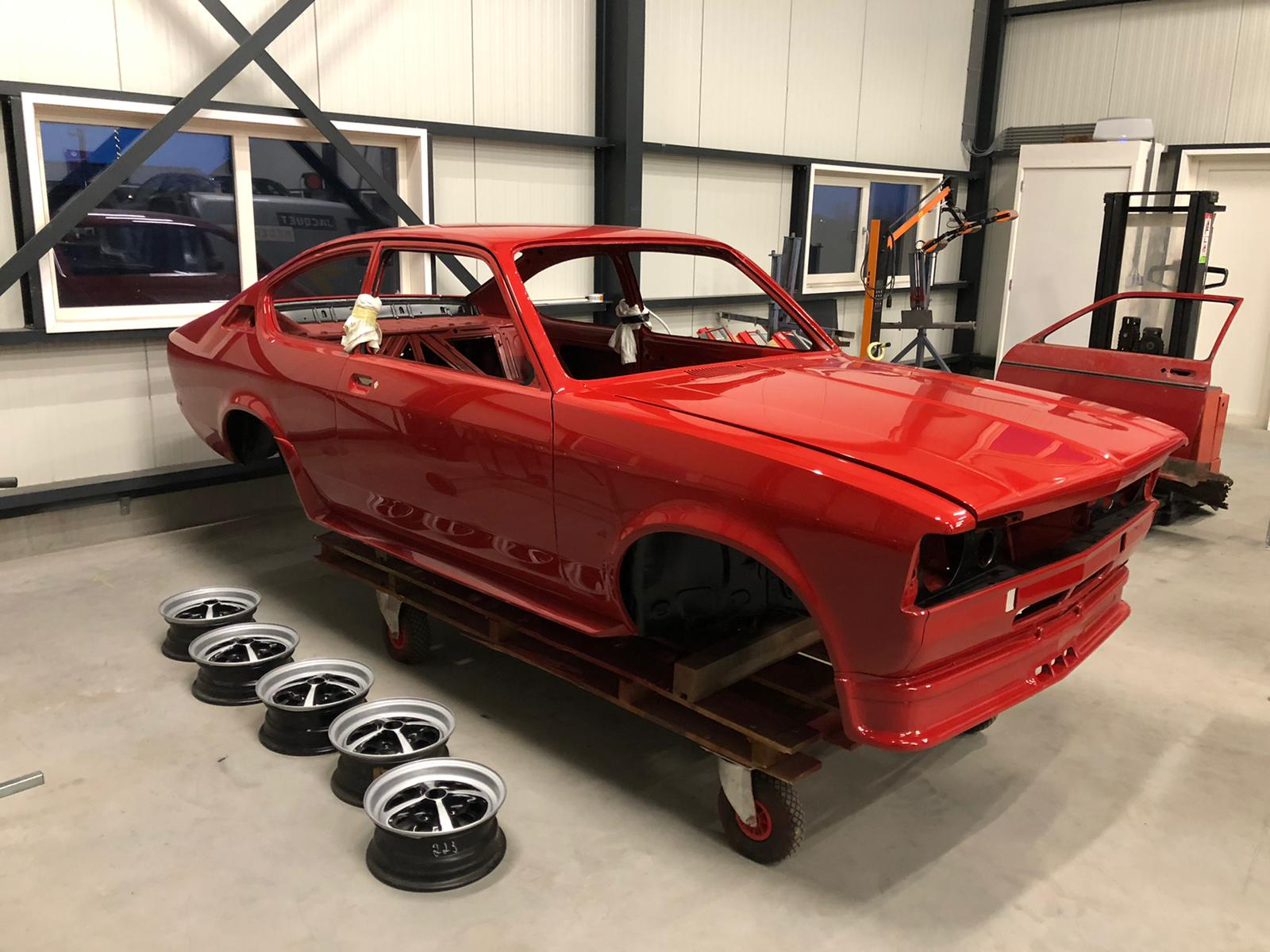 De Opel Kadett tijdens de restauratie.